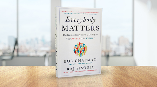 Bild: „Everybody Matters“ (Buch) steht aufrecht auf einem Holztisch