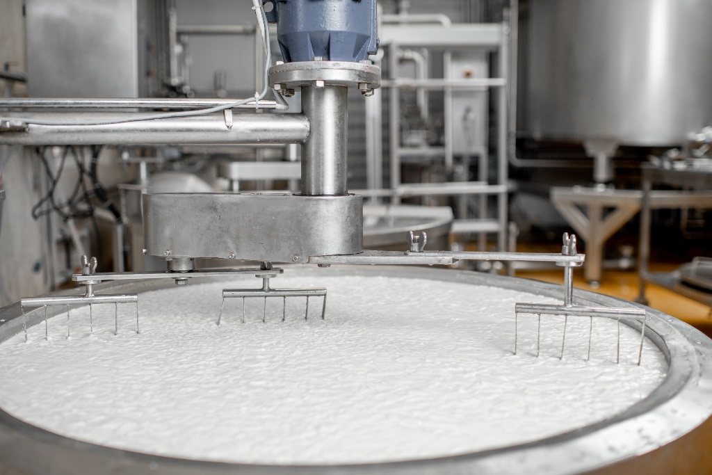 milk-mixing-at-the-cheese-manufacturing
